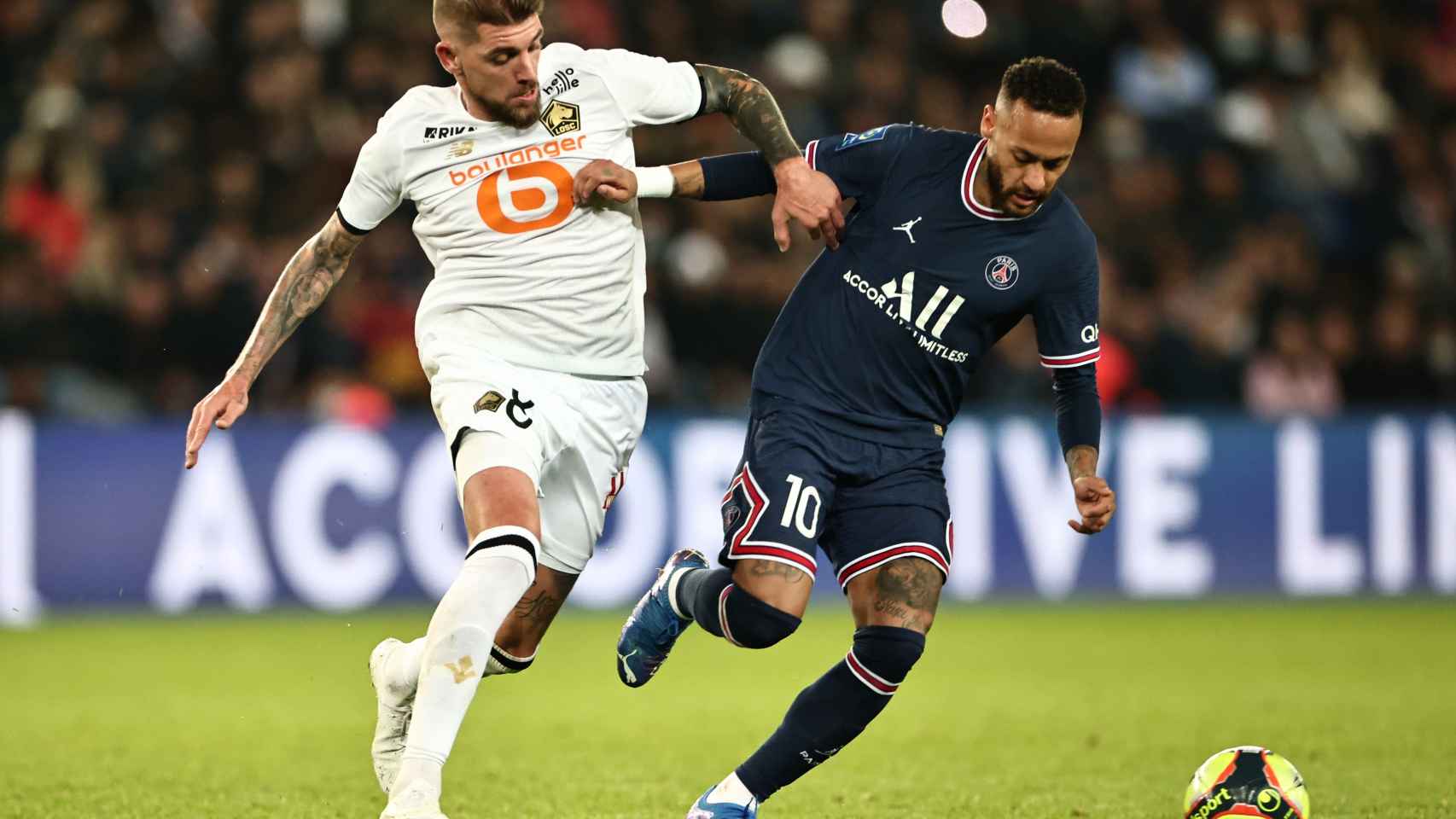 Neymar intenta librarse de un defensor del Lille