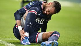 Neymar se duele en el suelo tras recibir una fuerte entrada