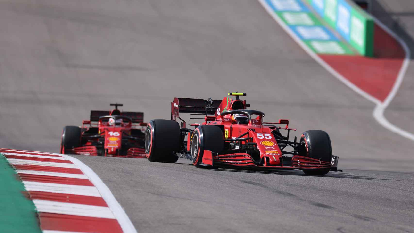 Carlos Sainz rodando por delante de Charles Leclerc en el Gran Premio de Estados Unidos