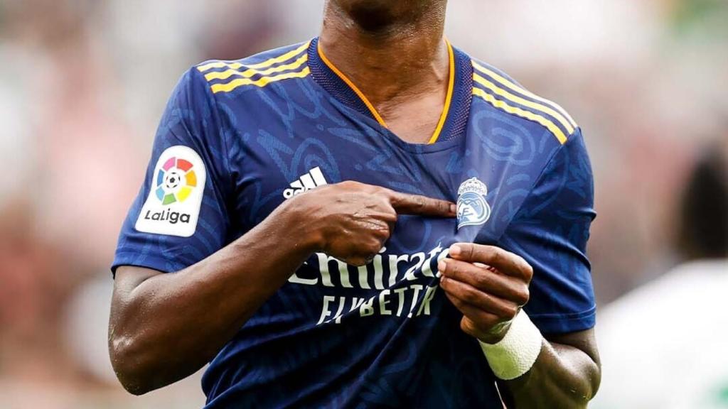 Vinicius se señala el escudo del Real Madrid tras marcar ante el Elche