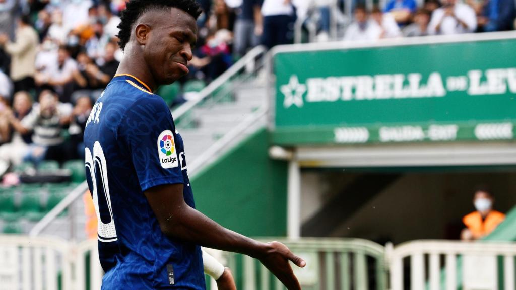 Vinicius celebra un gol en el Elche - Real Madrid