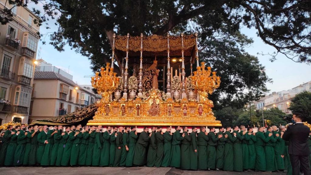 La Virgen de la Esperanza entrando en la Alameda.