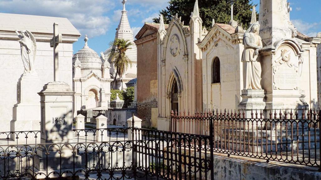 En el camposanto de San Miguel el Más Allá se pasea entre las tumbas.