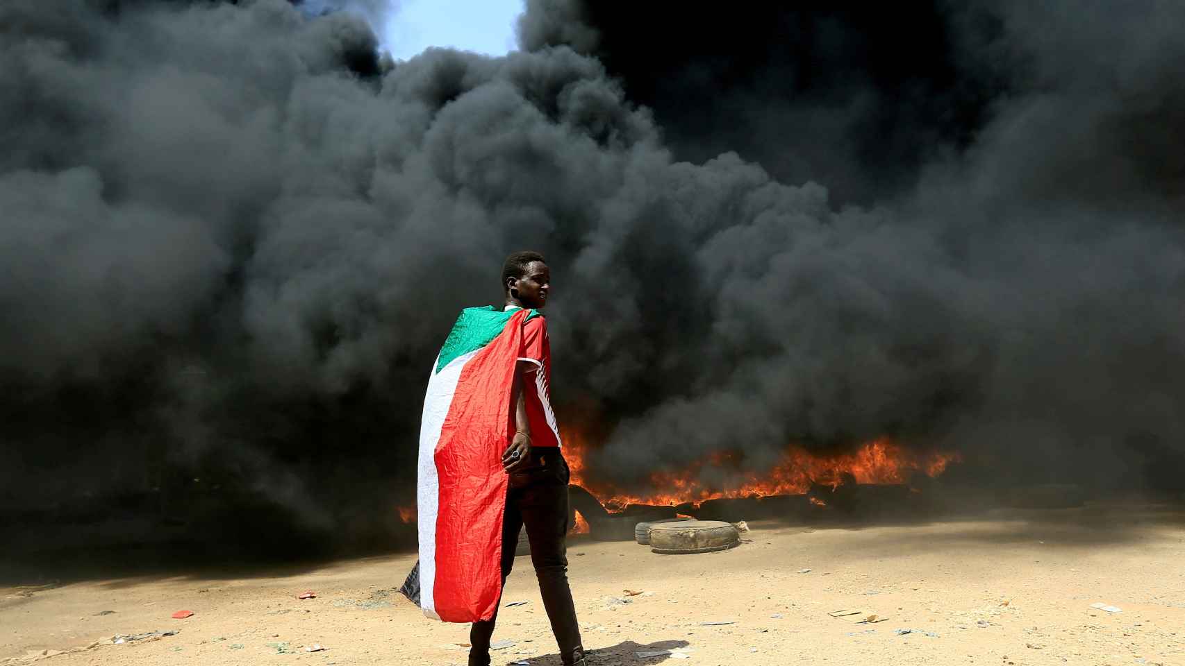 Un hombre con la bandera de Sudán durante una manifestación el pasado 21 de octubre.