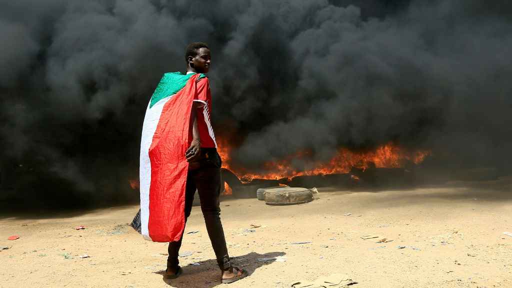 Un hombre con la bandera de Sudán durante una manifestación el pasado 21 de octubre.