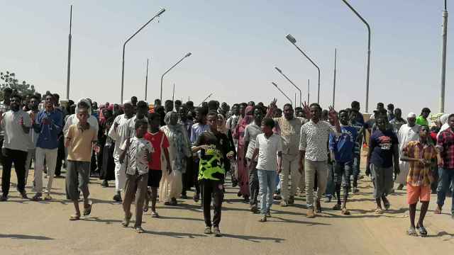 Cientos de manifestantes protestan contra el golpe de Estado en Atbara, Sudán, el pasado 27 de octubre.
