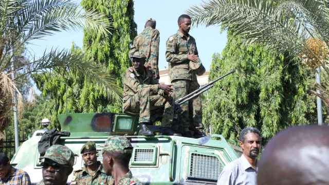 Militares sudaneses enfrente del palacio presidencial en Khartoum, Sudán.