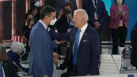 Pedro Sánchez y Joe Biden se saludan y conversan brevemente