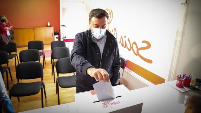 Valentín González Formoso durante la votación en la sede del PSdeG de As Pontes