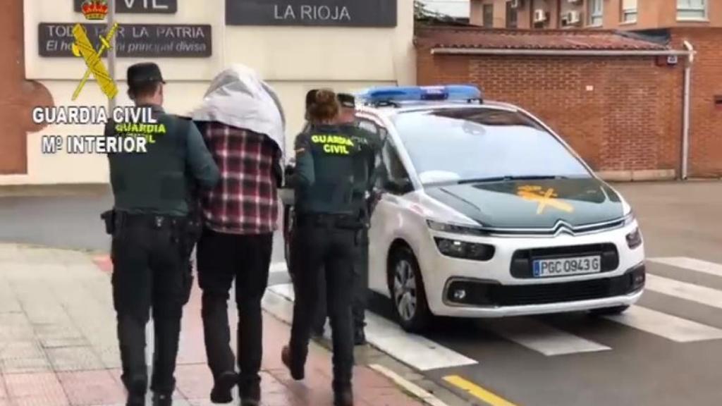 La Guardia Civil traslada al detenido por el crimen de Lardero.