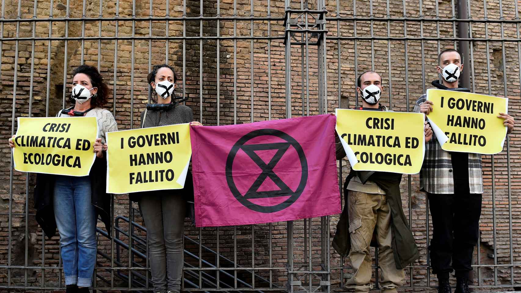 Activistas de 'Extinction Rebellion' protestan en el centro de Roma durante la cumbre del G20.