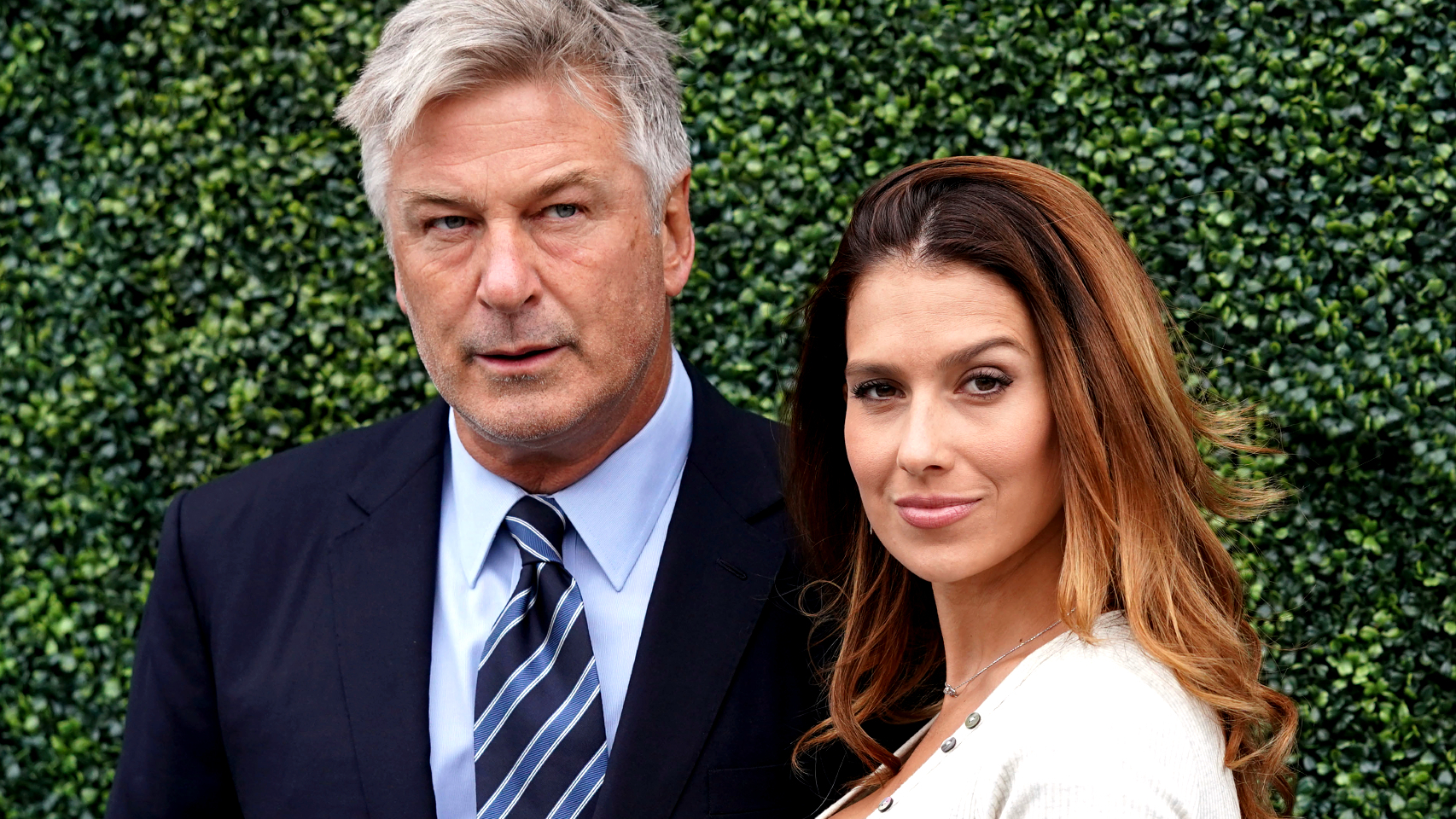 Alec Baldwin y su mujer, Hilaria, devastados tras la muerte accidental de la directora de fotografía de 'Rust'.