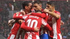 Los jugadores del Atlético celebrando un gol bajo la lluvia
