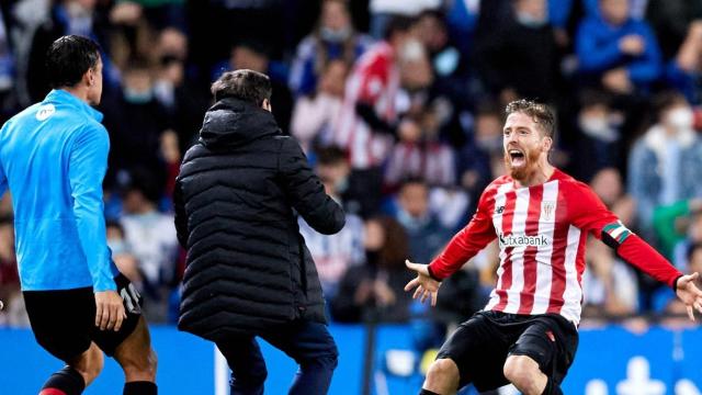 Muniain celebra su gol con el banquillo