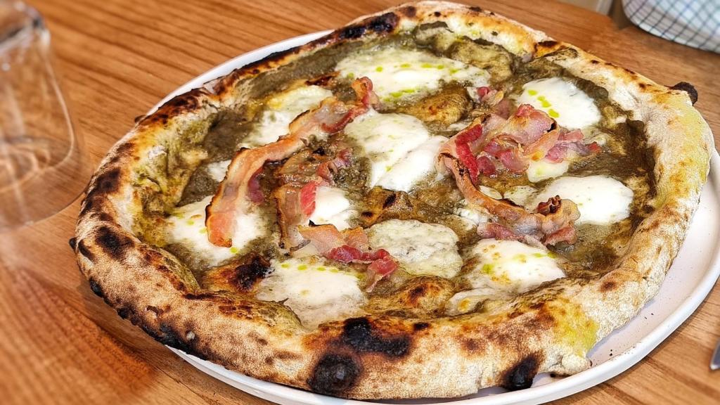 PIzza pesto de alcachofas y panceta