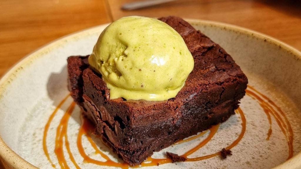 Brownie de chocolate con helado de pistacho