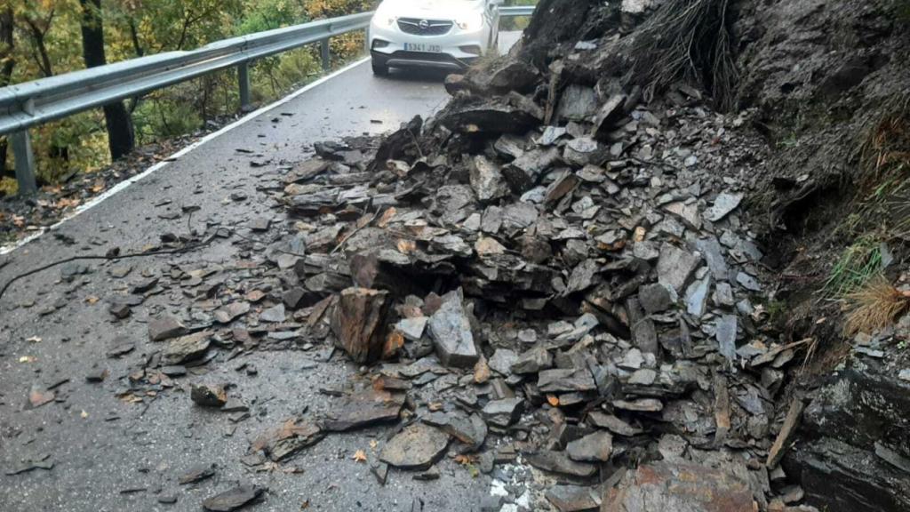 Estado en el que ha quedado la carretera del Oza tras las intensas lluvias