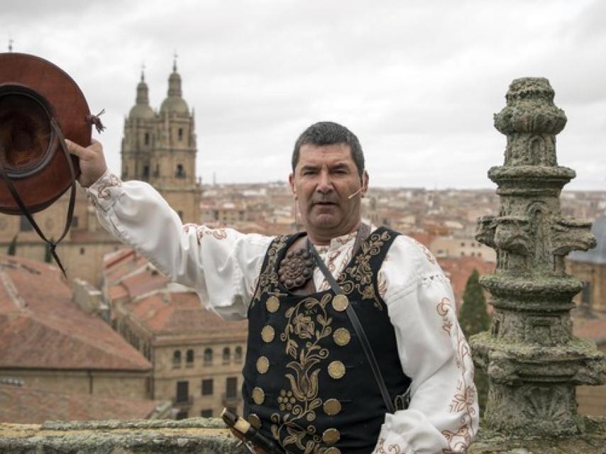 Susana Martín / ICAL. El folclorista salmantino Ángel Rufino de Haro, ''El Mariquelo'', realiza la XXXV edición de su tradicional ascensión a la torre de la Catedral de Salamanca.