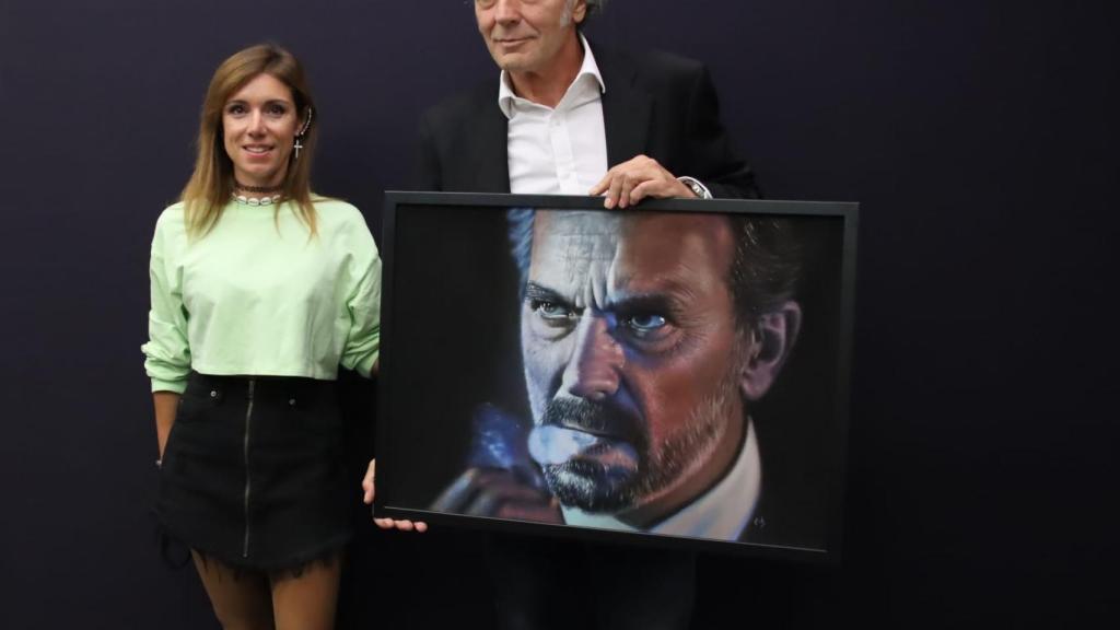El actor José Coronado recibe el retrato de la artista local Laura Serrano