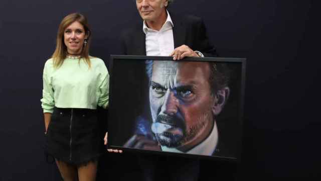 El actor José Coronado recibe el retrato de la artista local Laura Serrano