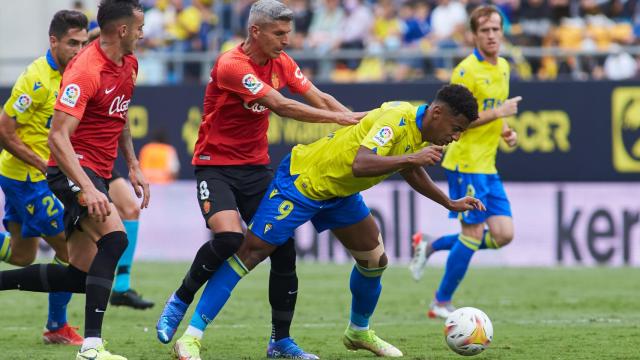 Salva Sevilla pelea por un balón ante el Cádiz