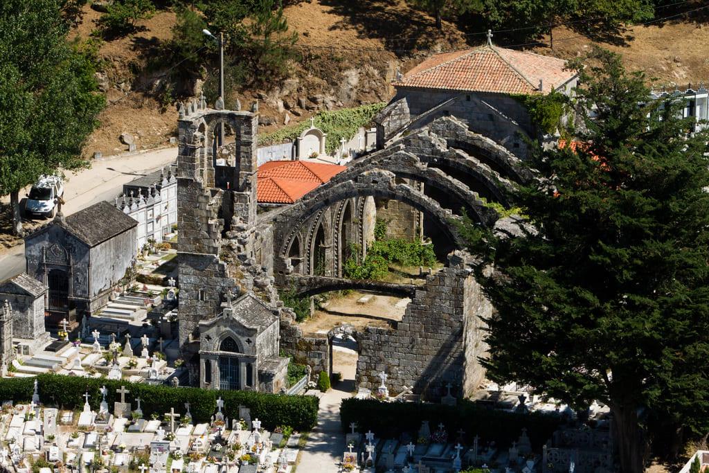  Vista del cementerio de Santa Mariña de Dozo (Fuente: Turismo Rías Baixas)