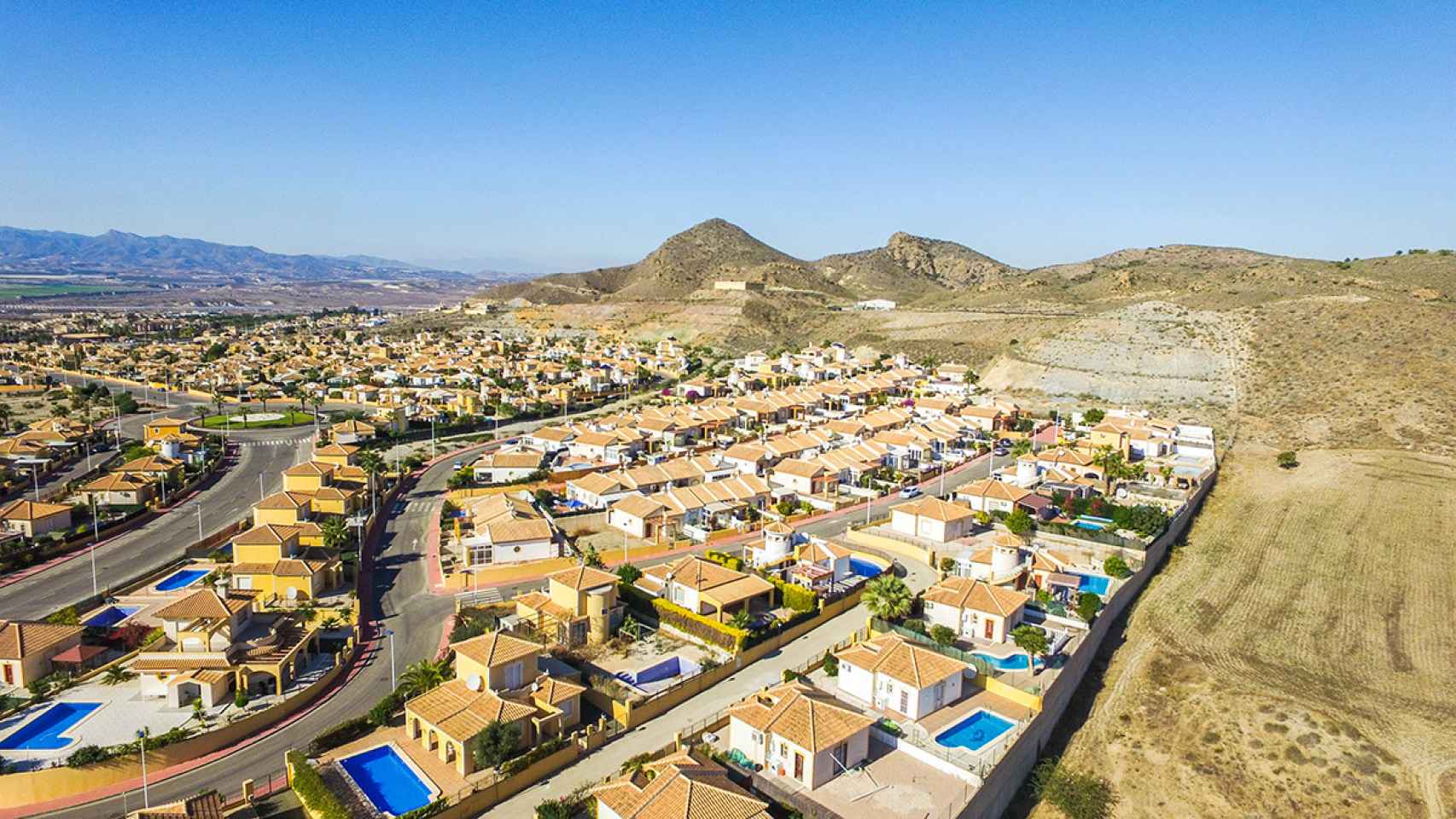 Una vista aérea de los viales y las casas de la urbanización Country Club en Mazarrón.