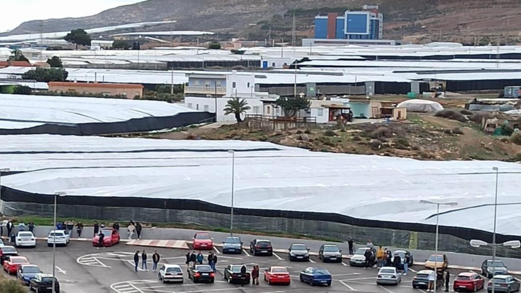 Una de las imágenes de botellones y carreras difundidas por la Asociación de Vecinos de Las Colinas en Roquetas de Mar.