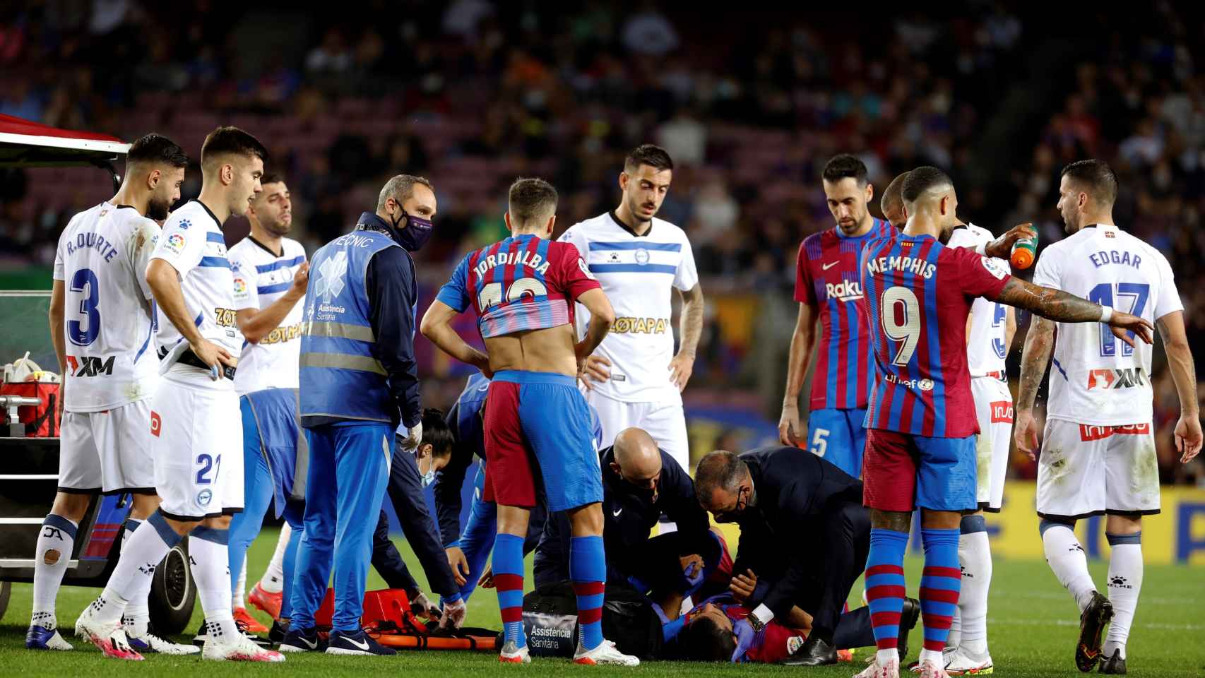 El momento en el que 'Kun' Agüero está siendo atendido en el Camp Nou