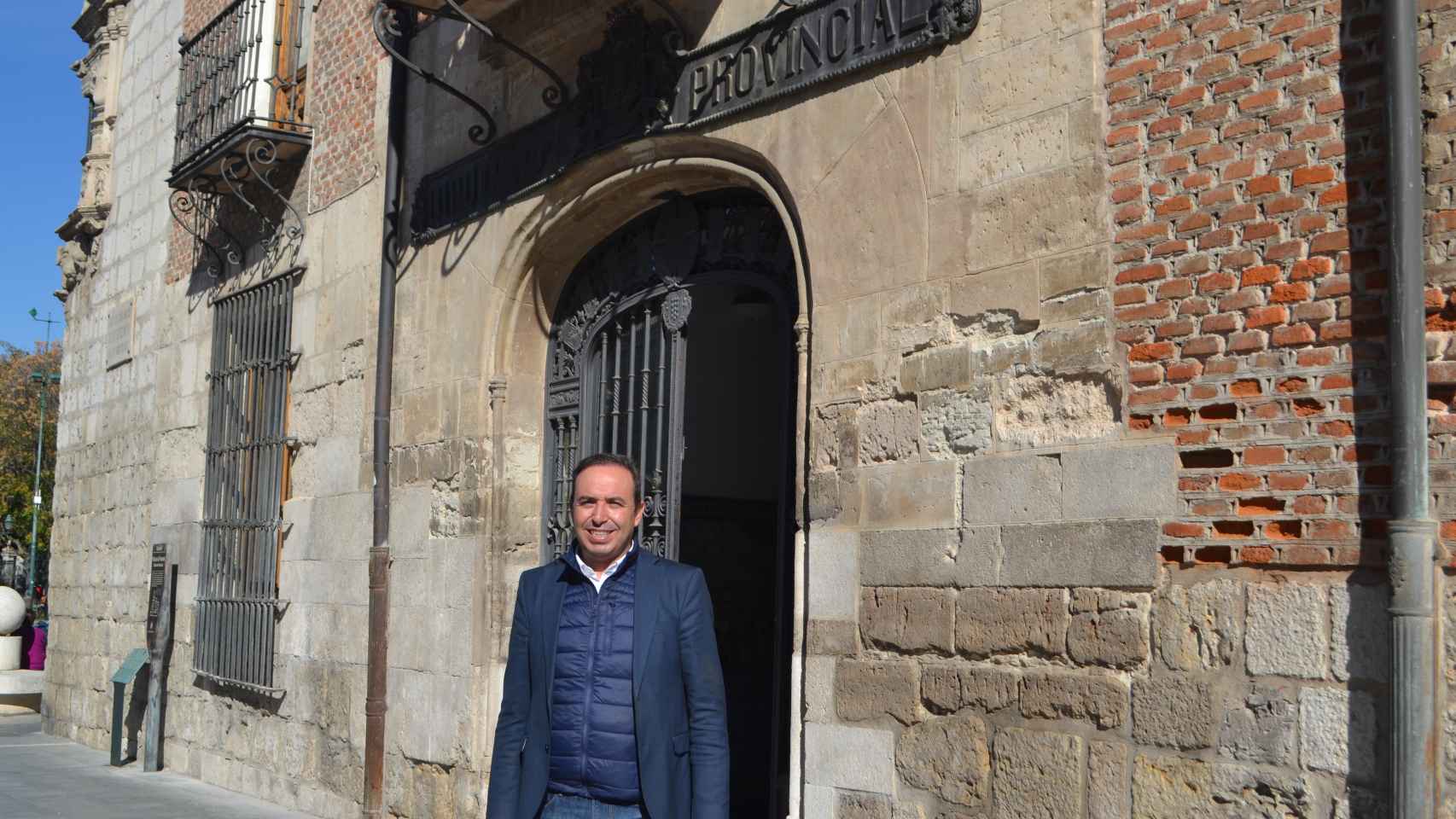 Víctor Alonso a las puertas del Palacio de Pimentel, sede de la Diputación de Valladolid