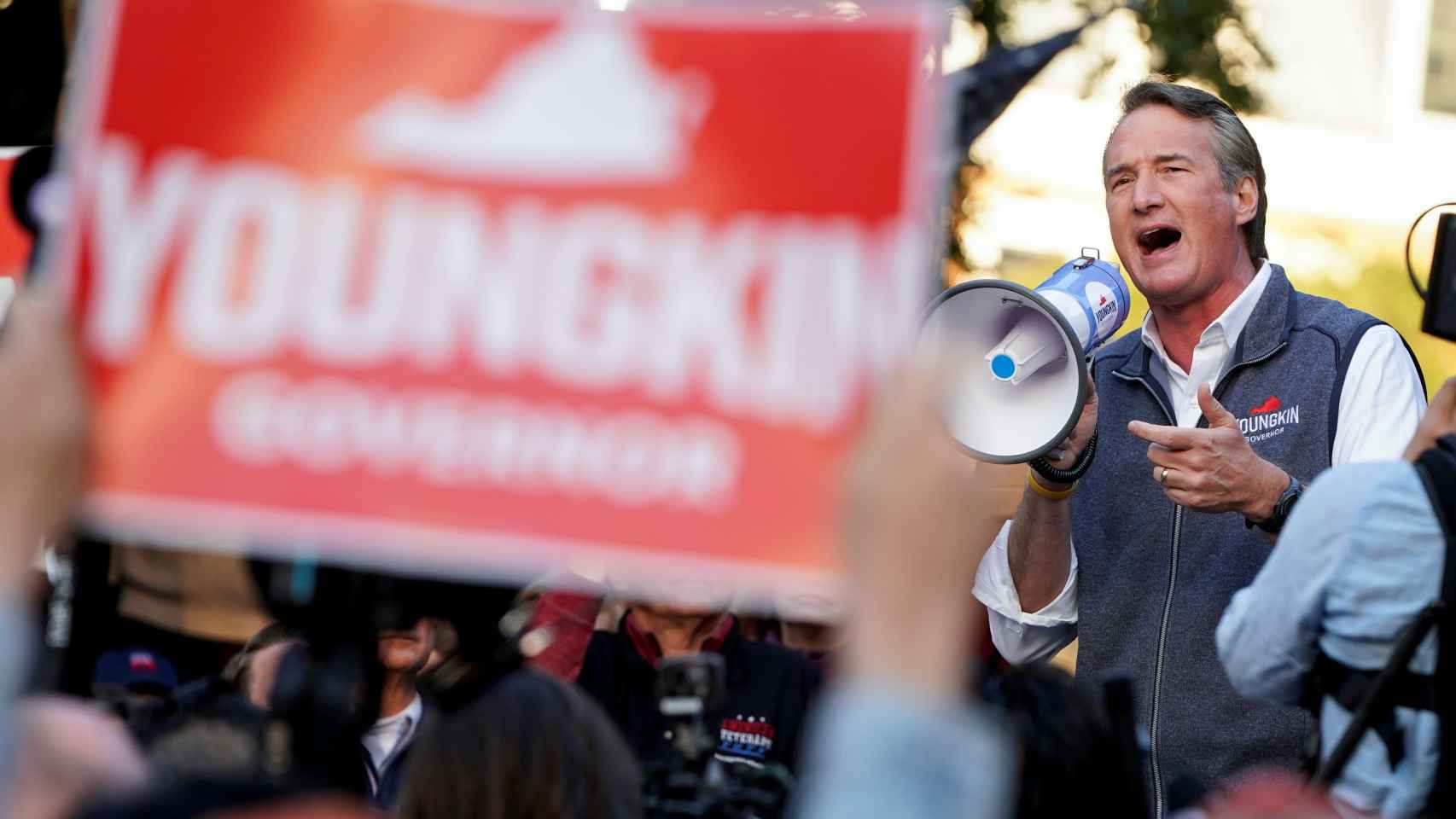 El candidato republicano a la Gobernación de Virginia, Glenn Youngkin, en un acto de campaña en Alexandria.