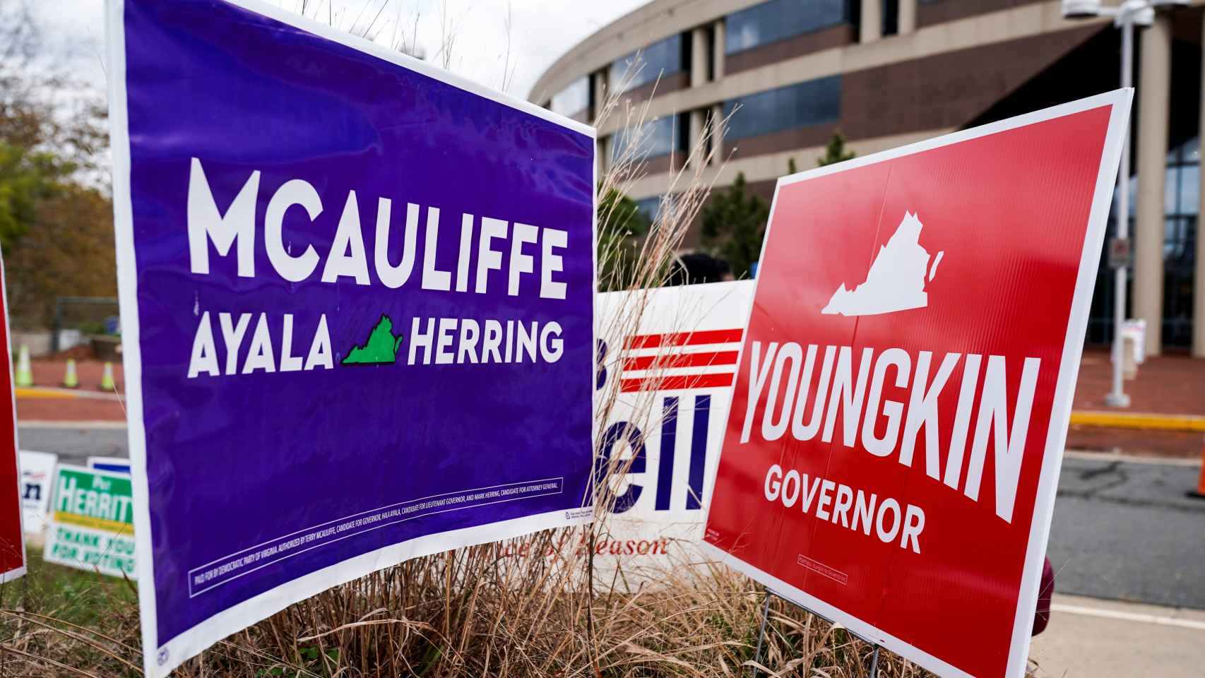 Carteles electorales a favor de uno y otro candidato en Fairfax, Virginia.