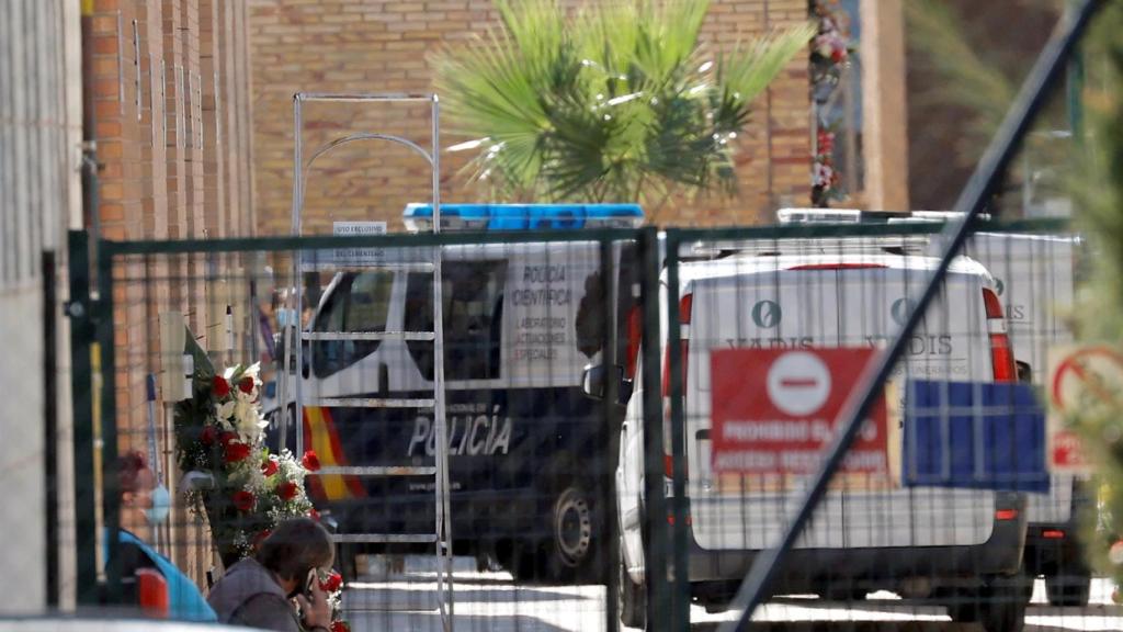 La Brigada Científica de la Policía cerró el cementerio de Torrent durante todo el día para poder proceder a las pesquisas.