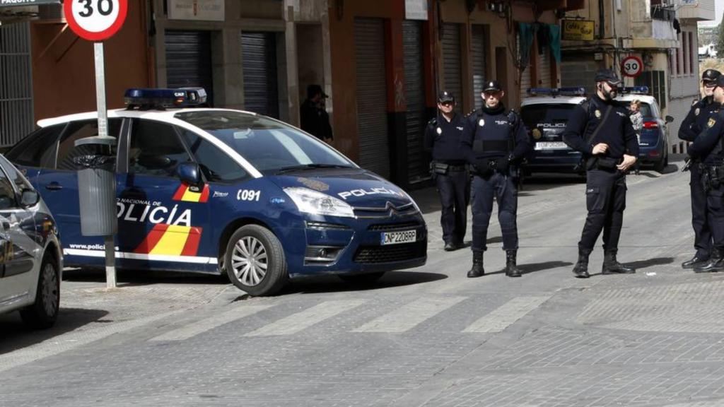 Despliegue policial en el barrio del Xetinell en 2016 después del altercado que originó la disputa entre clanes.