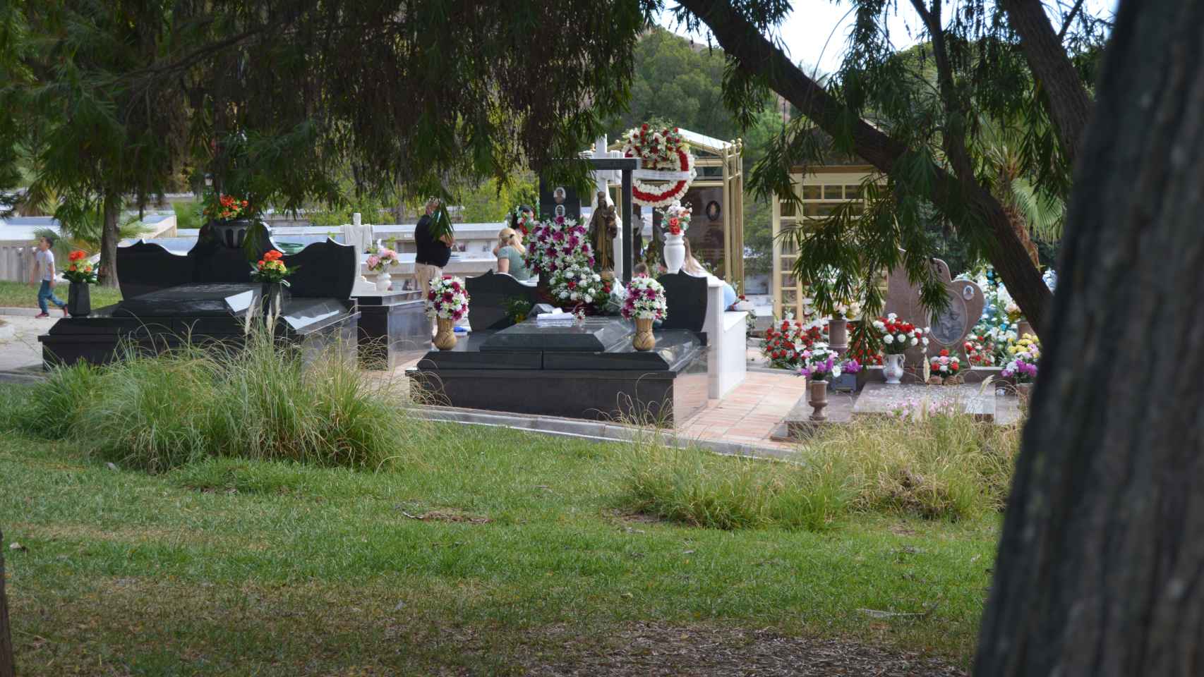 El panorama en el cementerio de San Gabriel este 1 de noviembre.
