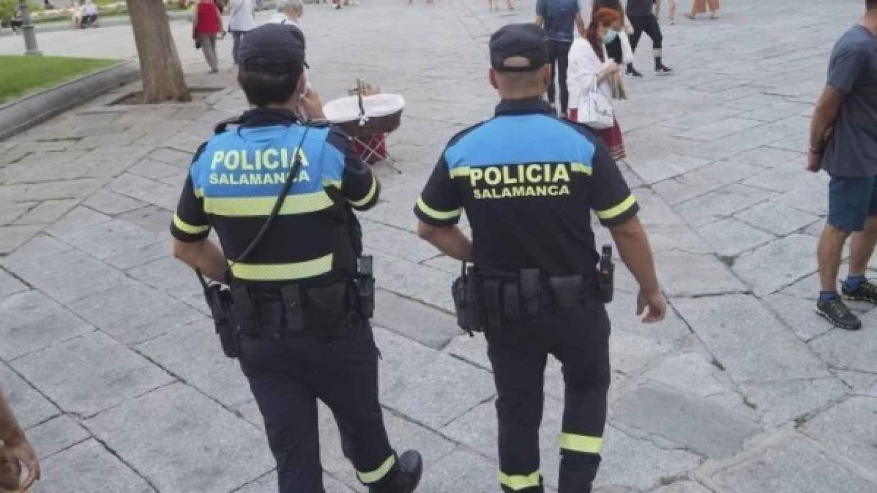 Dos policías locales de Salamanca.