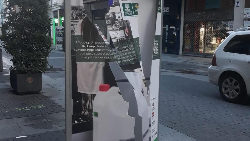 Destrozo de los carteles de la Asociación Contra el Cáncer en la calle Santiago