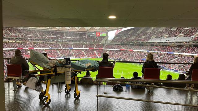 La imagen de Miguel, el niño que presenció el Atlético de Madrid - Real Betis desde un palco del Metropolitano en una cama de hospital