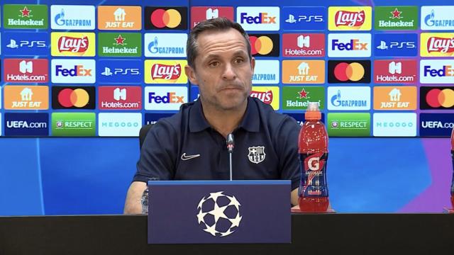 Sergi Barjuan en rueda de prensa con el Barça