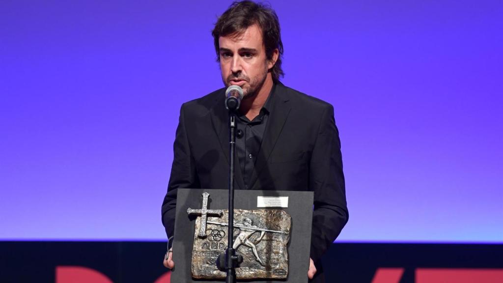 El piloto Fernando Alonso recibe el premio al Mejor Deportista 2019 durante la Gala del Deporte Asturiano