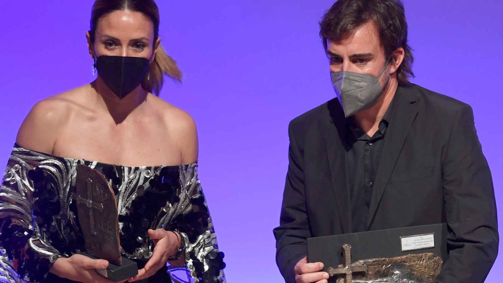 El piloto Fernando Alonso y la campeona del mundo de Muay Thai, Yohanna Alonso, tras recibir los premios a Mejor Deportista Asturiano y Premio Mujer y Deporte