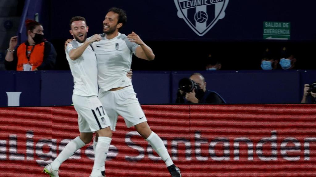 Germán Sánchez celebra su gol con Quini, en el Levante - Granada de La Liga 2021/2022