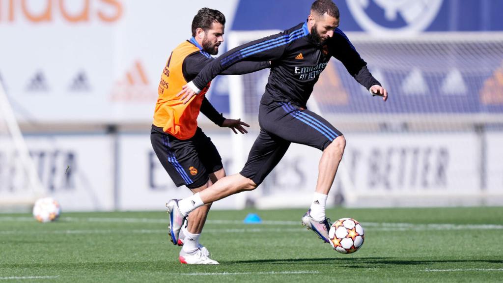 Nacho Fernández y Karim Benzema, durante un entrenamiento con el Real Madrid.