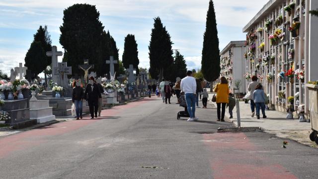 El tiempo da una tregua y los cementerios de Castilla-La Mancha vuelven a llenarse