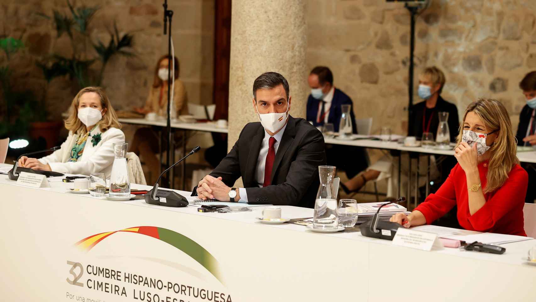 Pedro sánchez, entre su vicepresidenta primera, Nadia Calviño, su vicepresidenta segunda, Yolanda Díaz.