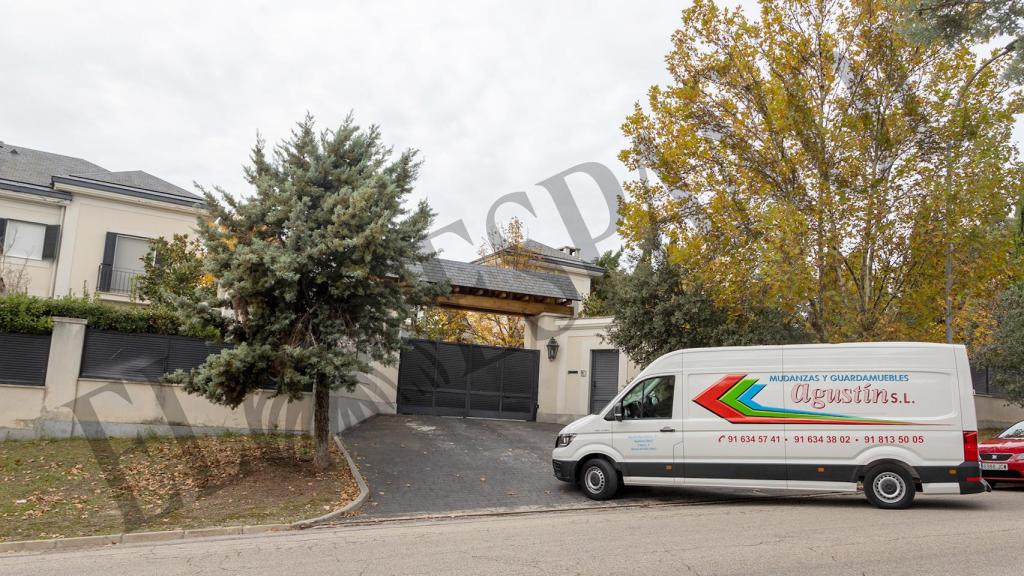 El camión de Mudanzas y Guardamuebles Agustín llegando a la que ha sido la casa de María Teresa Campos.