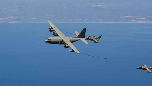 Un KC-130 de los US Marines reabasteciendo combustible a un AV-8 Harrier de la Armada Española cerca de Morón.