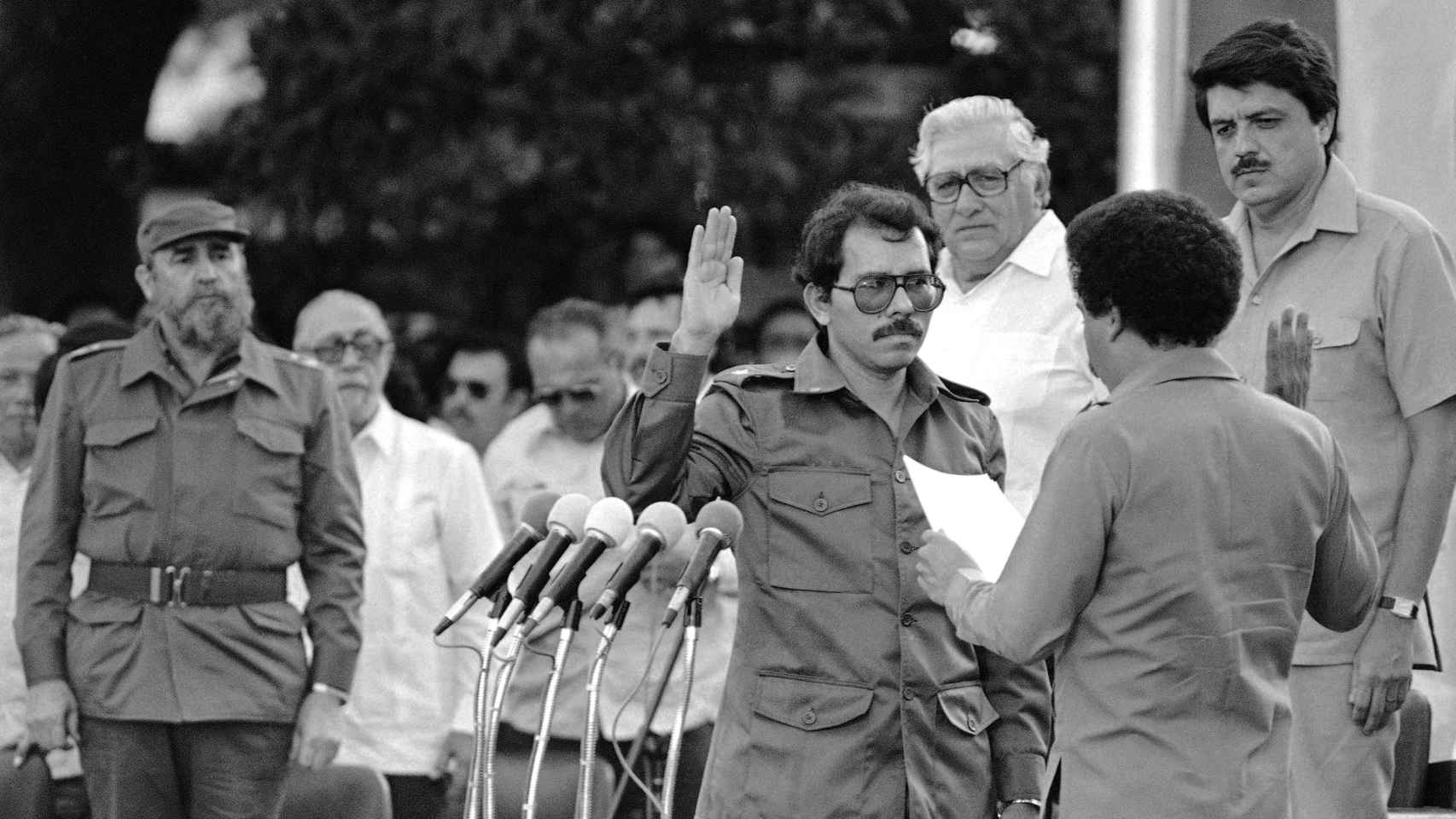 Daniel Ortega, en la toma de posesión de su primer mandato como presidente de Nicaragua, en presencia de Fidel Castro y de su vicepresidente Sergio Ortega.