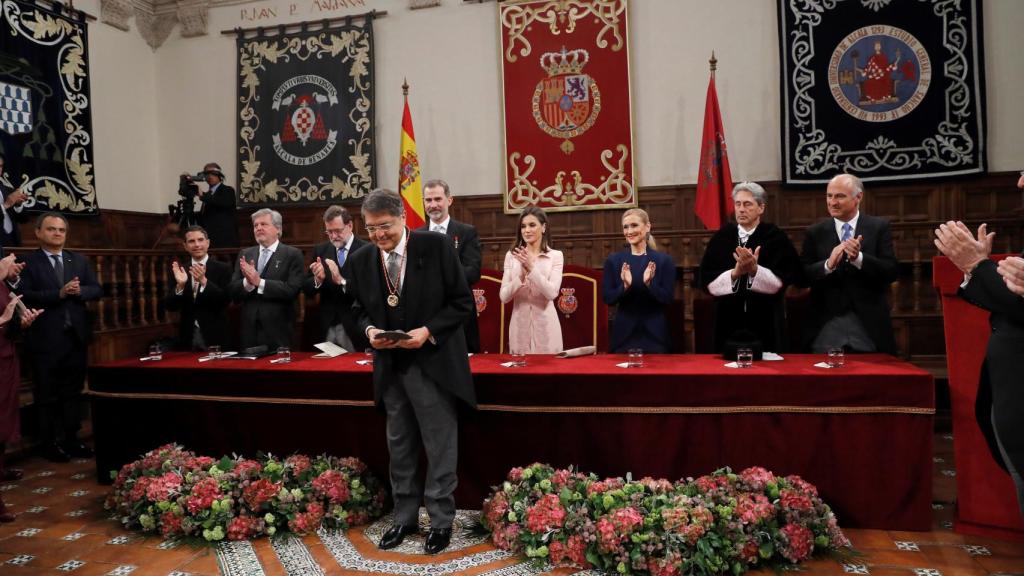 Sergio Ramírez, exvicepresidente de Nicaragua con Daniel Ortega, recoge su premio Cervantes en 2017.