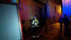 Los bomberos extinguen el incendio de una vivienda en Molinaseca